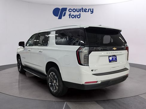 Used 2025 Chevrolet Suburban LT w/ Comfort Package AWD/4WD image 5