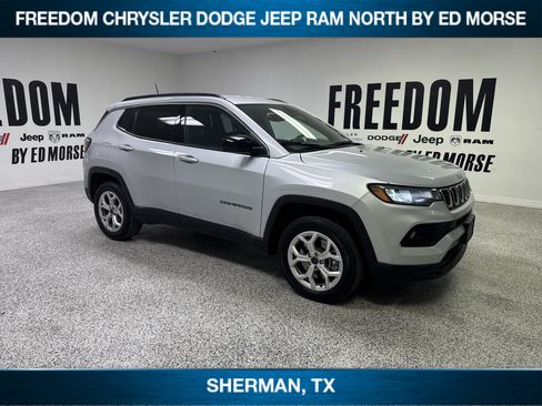 Used 2025 Jeep Compass Latitude AWD/4WD image 3