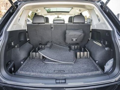 Used 2022 Volkswagen Tiguan SE w/ Panoramic Sunroof Package image 10