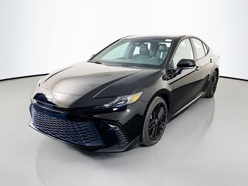 Used 2025 Toyota Camry SE FWD image 4