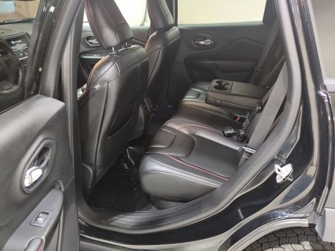 Used 2019 Jeep Cherokee Trailhawk w/ Cold Weather Group AWD/4WD image 13