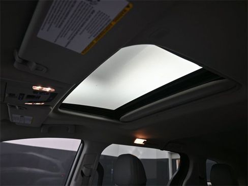 Used 2022 Toyota Sienna XLE image 23