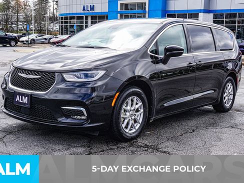 Used 2024 Chrysler Pacifica Touring-L FWD image 5