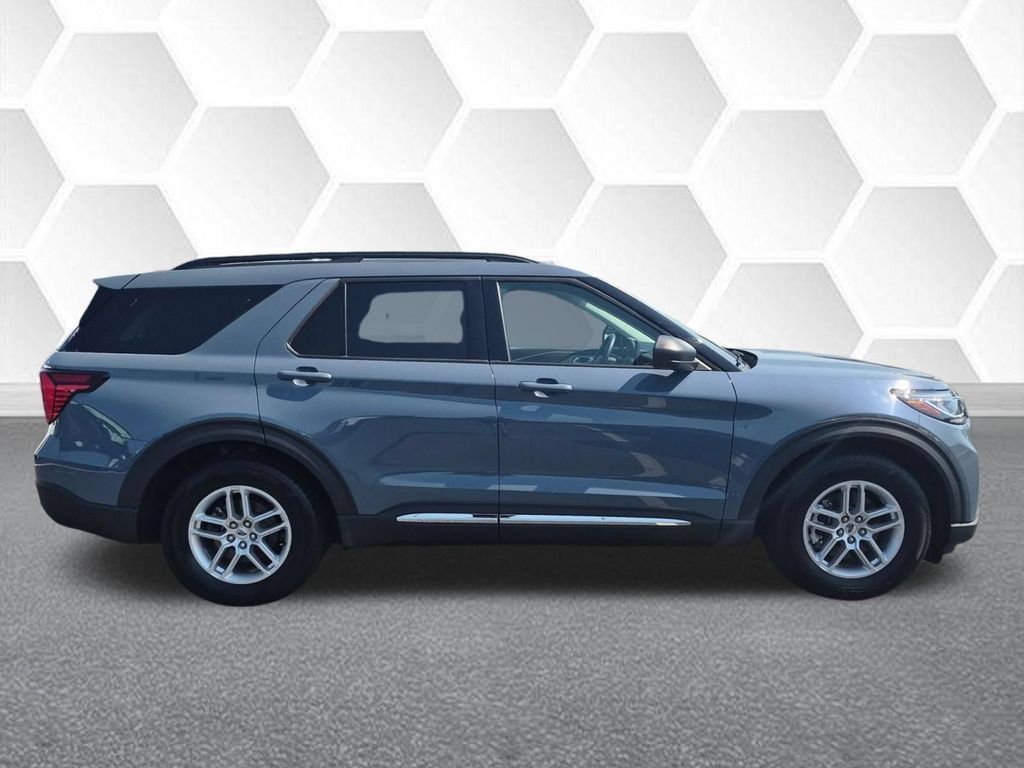 Used 2025 Ford Explorer Active RWD image 2