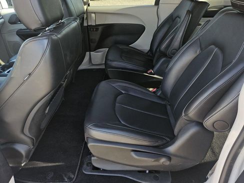 Used 2024 Chrysler Pacifica Select image 28