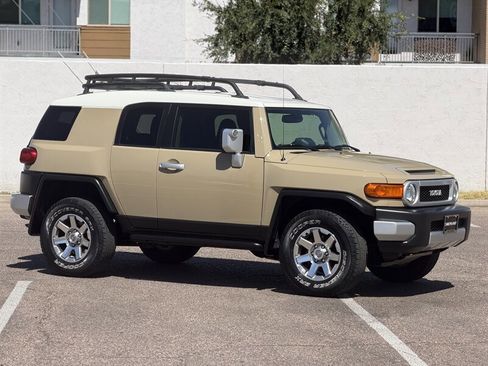Used 2014 Toyota FJ Cruiser 4WD w/ Upgrade Package image 3