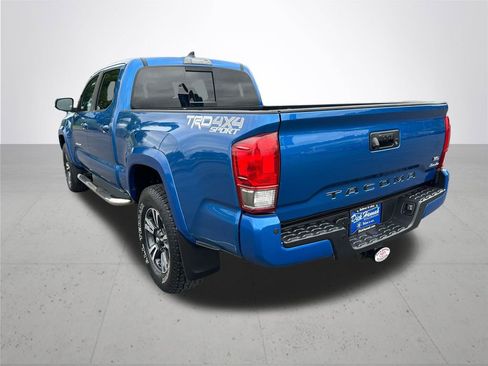 Used 2017 Toyota Tacoma TRD Sport AWD/4WD image 9