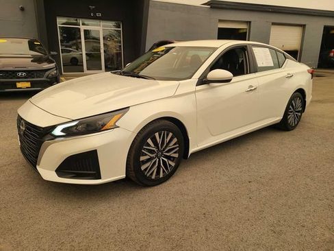Used 2023 Nissan Altima 2.5 SV FWD image 2