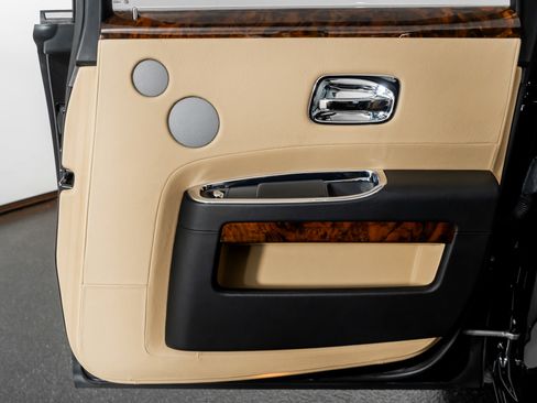Used 2013 Rolls-Royce Ghost image 32