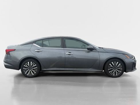 Used 2023 Nissan Altima 2.5 SV FWD image 3