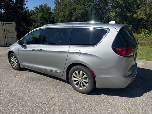 Used 2018 Chrysler Pacifica Touring-L FWD image 4