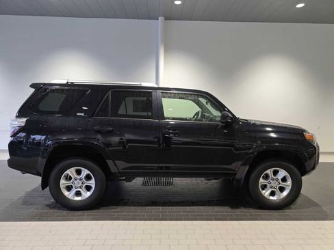 Used 2015 Toyota 4Runner SR5 AWD/4WD image 6
