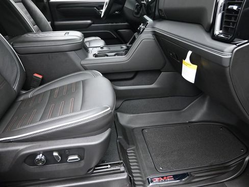 Used 2025 GMC Sierra 2500 AT4X image 7