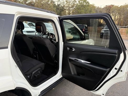 Used 2017 Dodge Journey SXT w/ Comfort/Convenience Group image 14