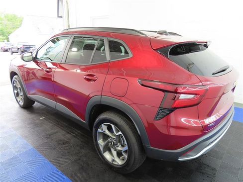 Used 2025 Chevrolet Trax LT w/ LT Convenience Package FWD image 10