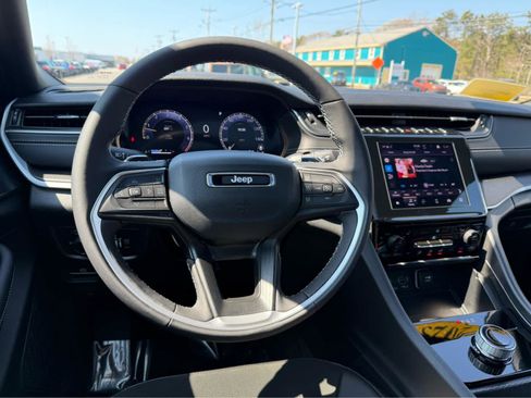 Used 2025 Jeep Grand Cherokee Altitude AWD/4WD image 15