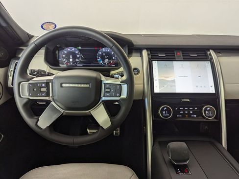 Used 2024 Land Rover Discovery Dynamic SE image 6