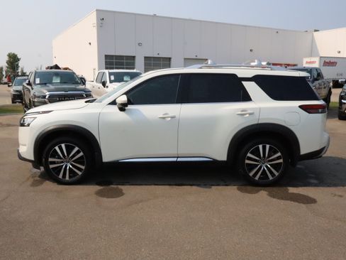Used 2023 Nissan Pathfinder Platinum w/ Cargo Package AWD/4WD image 4