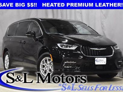 New 2025 Chrysler Pacifica Select