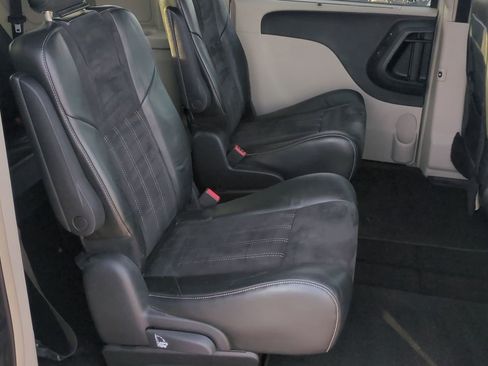 Used 2014 Chrysler Town & Country Touring-L image 23