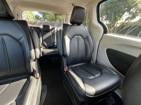 Used 2023 Chrysler Pacifica Touring-L FWD image 38