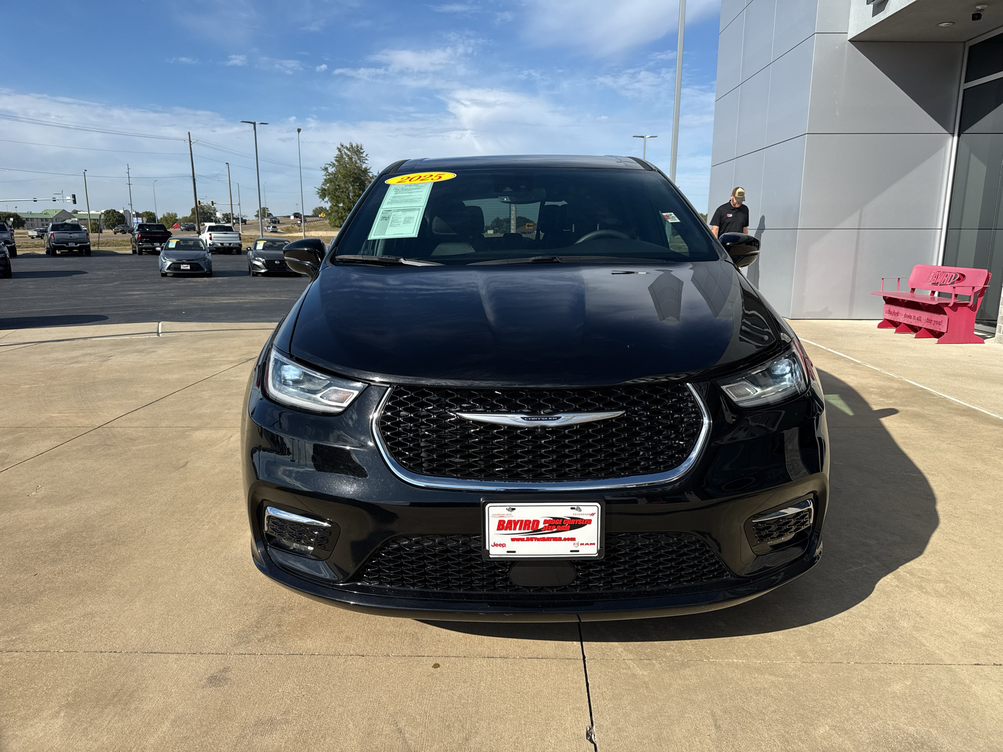 Used 2025 Chrysler Pacifica Select FWD image 2