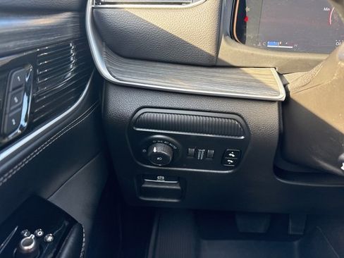 Used 2024 Jeep Wagoneer Series II w/ Flexible Seating Group image 17