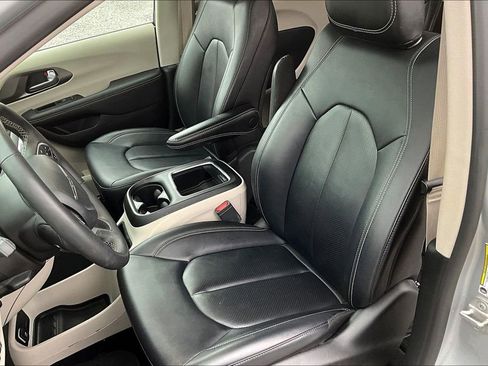 Used 2024 Chrysler Pacifica Touring-L FWD image 18