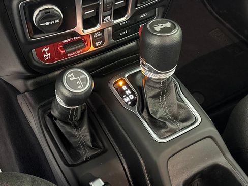 Certified 2025 Jeep Wrangler Unlimited Rubicon AWD/4WD image 32