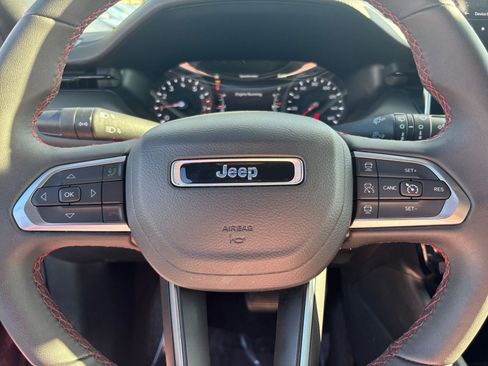Used 2025 Jeep Compass Trailhawk image 27