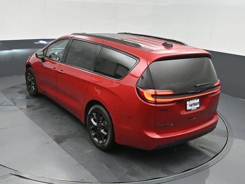 Used 2025 Chrysler Pacifica Limited FWD image 34
