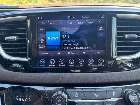 Used 2018 Chrysler Pacifica Touring-L w/ Tire & Wheel Group FWD image 8
