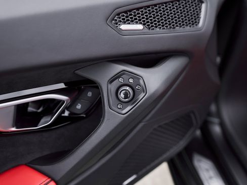 Used 2021 Lamborghini Huracan EVO image 32