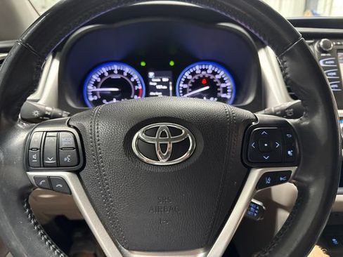 Used 2019 Toyota Highlander XLE FWD image 12