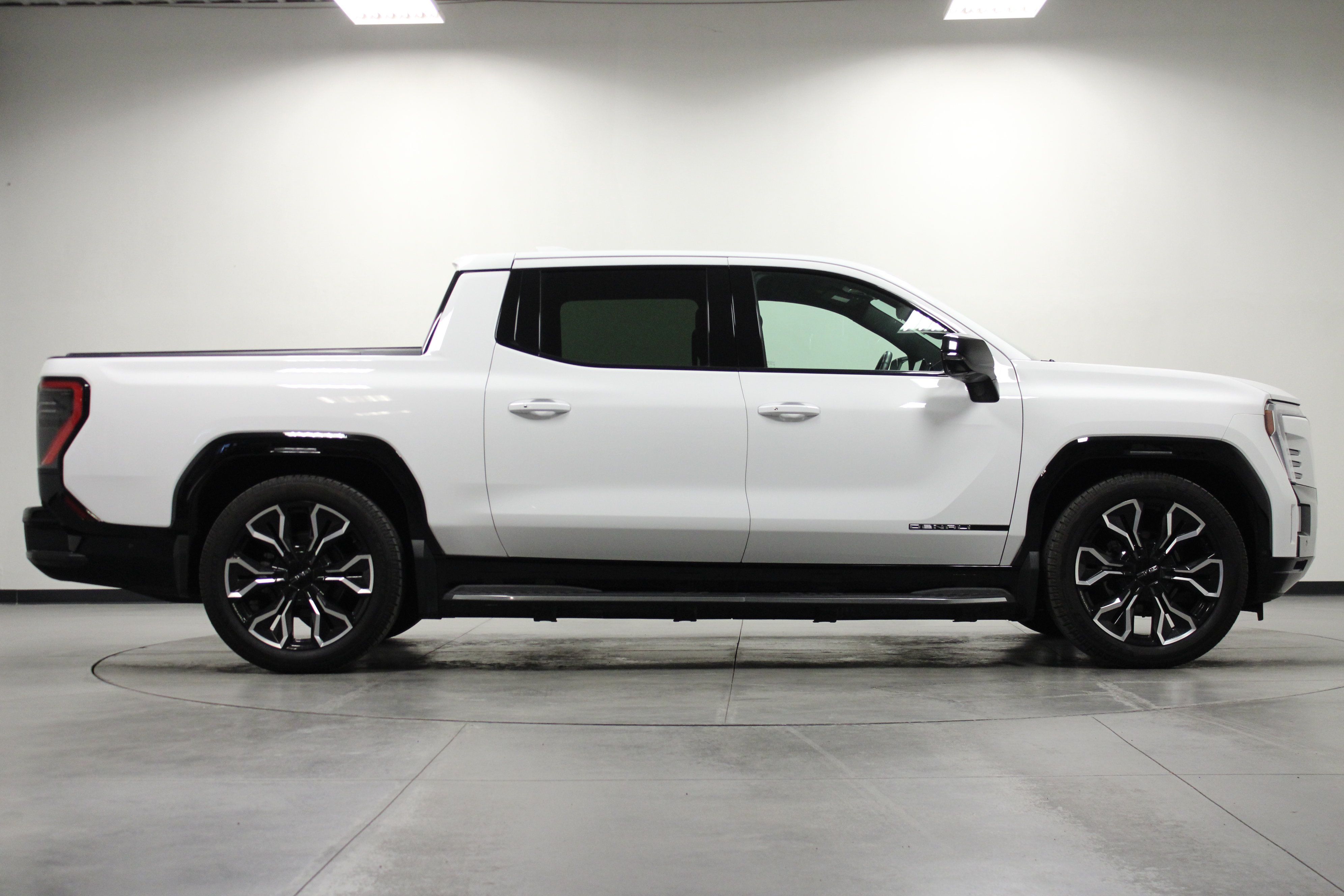 Used 2025 GMC Sierra EV Denali AWD/4WD image 3