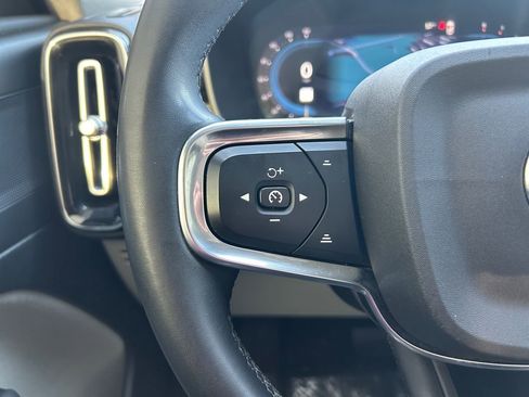 Used 2023 Volvo XC40 B5 Plus image 17