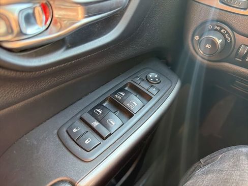 Used 2019 Jeep Cherokee Latitude Plus w/ Comfort/Convenience Group FWD image 19