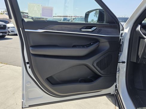 New 2026 Jeep Grand Cherokee L Limited RWD image 7