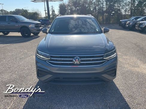 Used 2024 Volkswagen Tiguan SE image 3