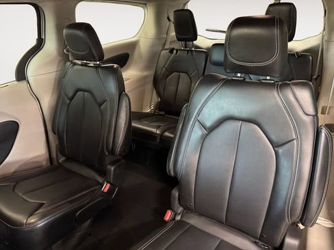 Used 2024 Chrysler Pacifica Touring-L FWD image 22