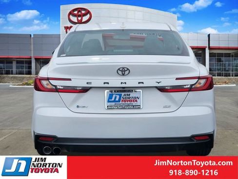Used 2025 Toyota Camry SE image 7
