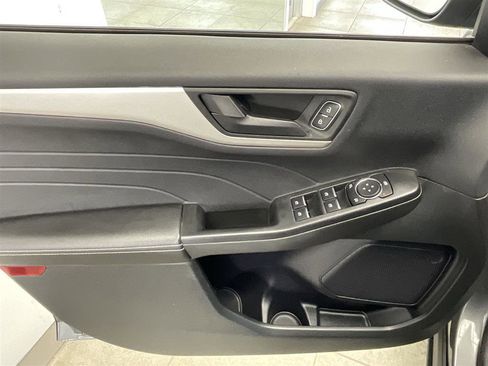 Used 2022 Ford Escape SE w/ Cold Weather Package image 19