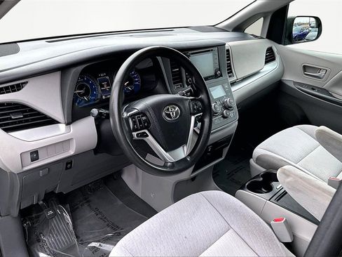 Used 2020 Toyota Sienna LE image 14