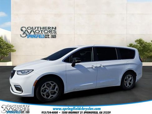 Used 2024 Chrysler Pacifica Limited FWD image 1