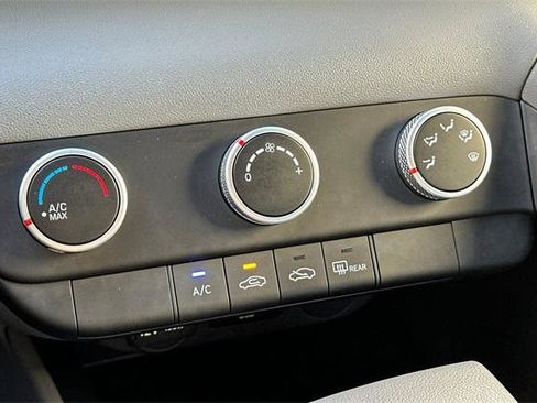 Certified 2025 Hyundai Elantra SE image 20