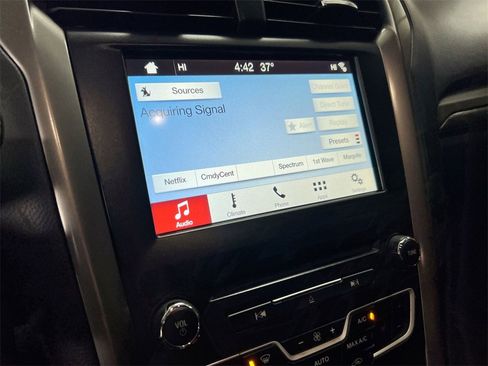 Used 2018 Ford Fusion SE w/ Fusion SE Technology Package image 12