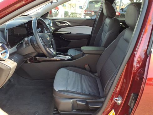 Used 2025 Chevrolet Trax LT w/ LT Convenience Package FWD image 12