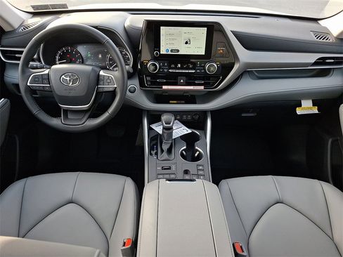 New 2026 Toyota Highlander XLE image 10