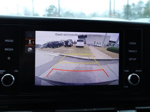 Used 2024 Kia Carnival LX image 33