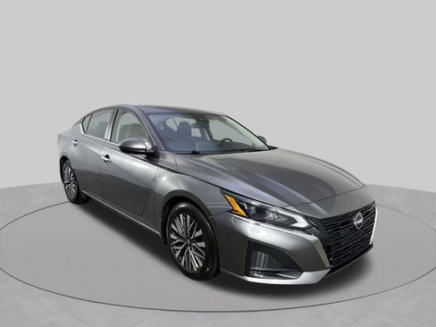 Used 2023 Nissan Altima 2.5 SV w/ SV Premium Package FWD image 3